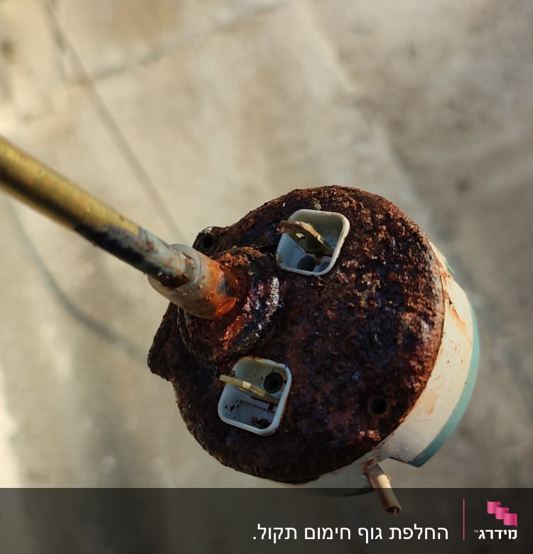 חלק תחתון של דוד שמש עם חלודה וחיבורים חשמליים